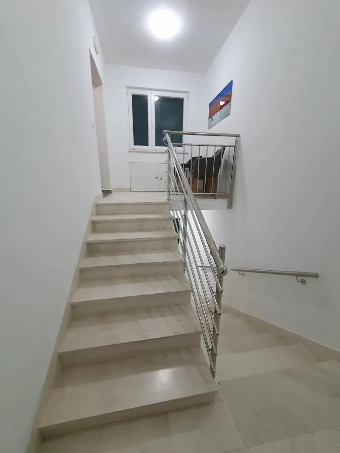Odlicno Opremljeni Novouredeni Apartmani Iva, Okrug Gornji Trogir 0*,