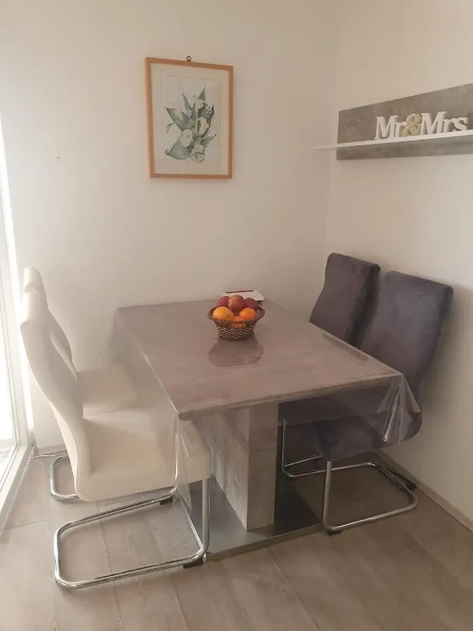 Apartment Odlicno Opremljeni Novouredeni Apartmani Iva, Okrug Gornji Trogir